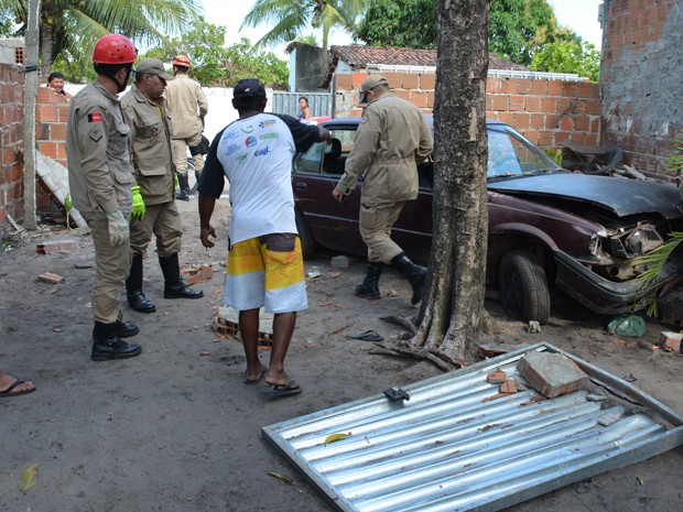 Feridos ficaram debaixo do veículo que invadiu casa em Santa Rita, na Paraíba (Foto: Walter Paparazzo/G1)