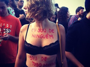Ana Rios na Marcha das Vadias; ela e amiga tiveram ideia do 'Toplessaço' após olhares repressores durante a marcha (Foto: Reprodução/ Facebook)