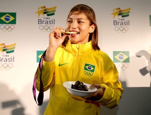 Sarah Menezes com a medalha de Londres (Foto: Ivo Gonzalez / Agencia O Globo)