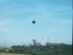 Balão fez voo em área próxima à Revap (Foto: Gabriel Nunes/Vanguarda Repórter)