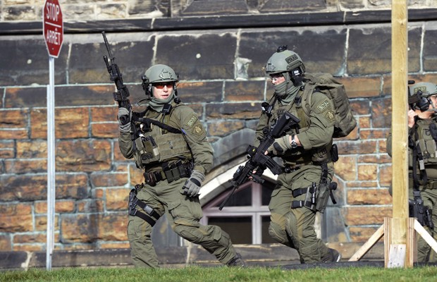 Polícia canadense inspeciona local onde ocorreu o tiroteio que atingiu um soldado em Ottawa (Foto: AP)