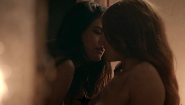 Antonia Morais e Mariah Rocha em cena de beijo gay na série Lúcia McCartney (Foto: Reprodução / GNT)