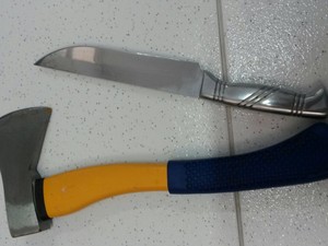 Machadinha e faca usado por suspeito de matar em Mogi das Cruzes (Foto: Jenifer Carpani/G1)