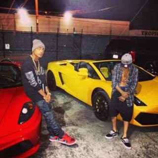 Justin e Khalil com os carros antes da prisão (Foto: Reprodução/Instagram)
