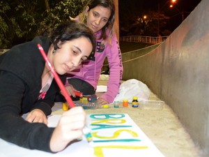 Estudante se inspira em música para criar cartaz (Foto: Fernanda Zanetti/G1) Estudante se inspira em música para criar cartaz (Foto: Fernanda Zanetti/G1)