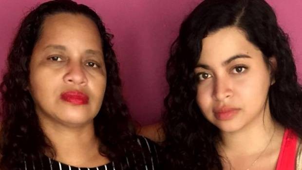 Em foto atual, a policial civil Marilene Freitas (à esq.), que investigou caso da menina Marielma, e sua filha Amanda, que lembrou do caso em comentário no Facebook da BBC Brasil (Foto: Arquivo Pessoal/ BBC) Em foto atual, a policial civil Marilene Freitas (à esq.), que investigou caso da menina Marielma, e sua filha Amanda, que lembrou do caso em comentário no Facebook da BBC Brasil (Foto: Arquivo Pessoal/ BBC)