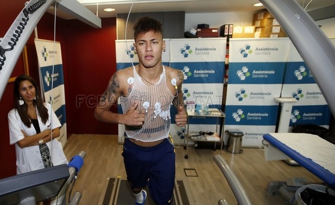 Neymar durante os exames (Foto: site oficial Barcelona)