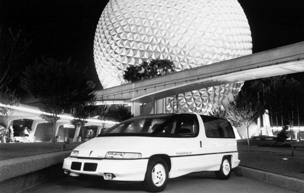 Janeiro de 1989 - Foto divulgado pela pela Pontiac mostra o lançamento do Trans Sport no Cobo Hall, durante o Salão do Automóvel Internacional da América do Norte (Foto: AP/Arquivo)