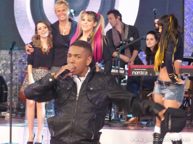 MC Nego do Boral faz plateia sair do chão (Foto: TV Xuxa / TV Globo)