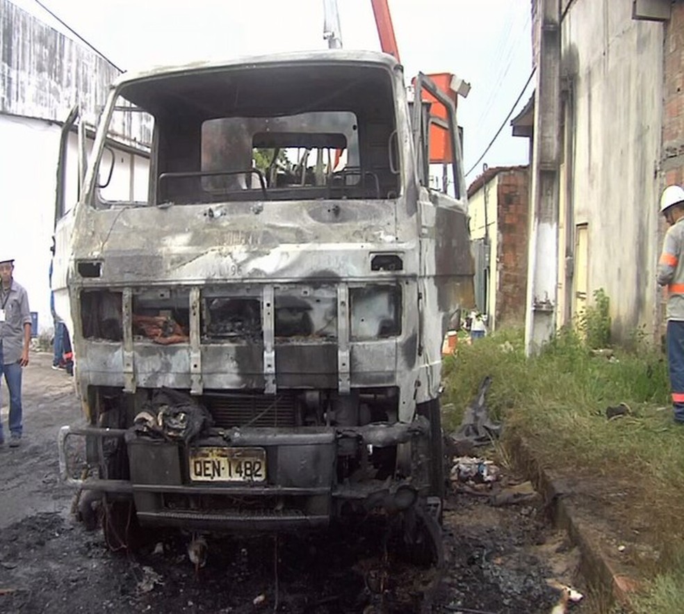 Caminhão da Enel incendiado em Fortaleza (Foto: Reprodução/TV Verdes Mares)