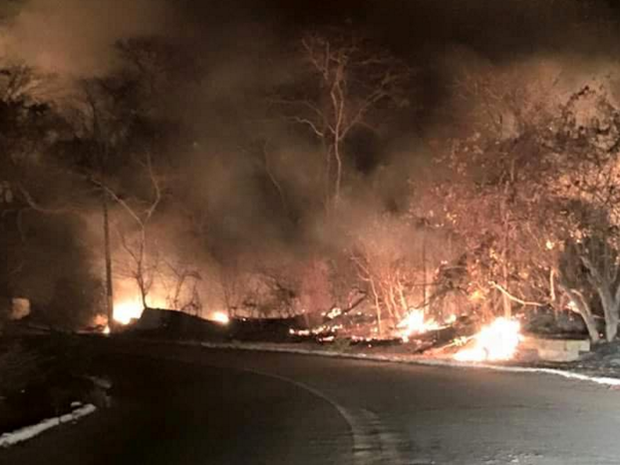 As chamas começaram às 18h e só foram controladas a 00h10 de quarta-feira. Moradores também participaram dos trabalhos (Foto: Soraya Mororo Sol/Facebook)