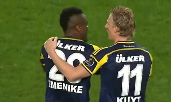 Emenike se irrita e sai de campo no jogo entre Fenerbahçe e Besiktas