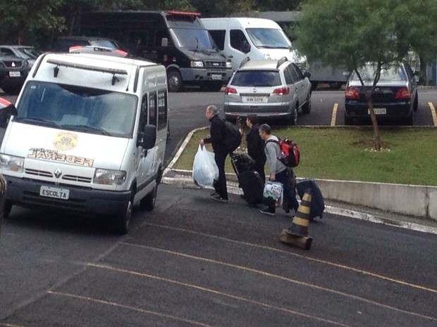 Presos deixam a carceragem da PF em direção ao complexo  (Foto: Diego Sarza / RPC) Presos deixam a carceragem da PF em direção ao complexo  (Foto: Diego Sarza / RPC)