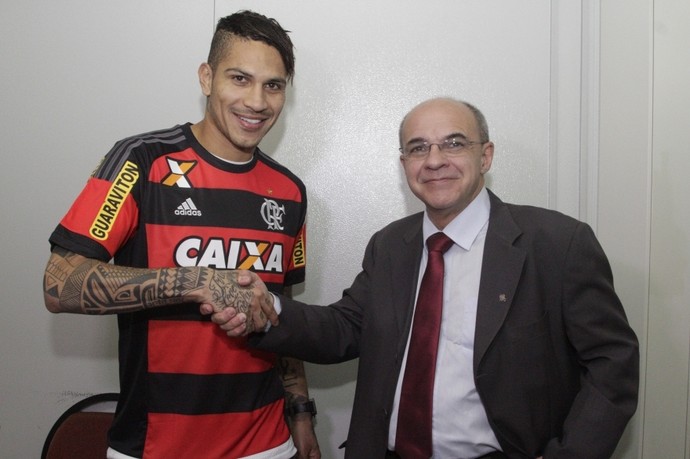 Guerrero e Eduardo Bandeira de Mello (Foto: Gilvan de Souza / Flamengo)
