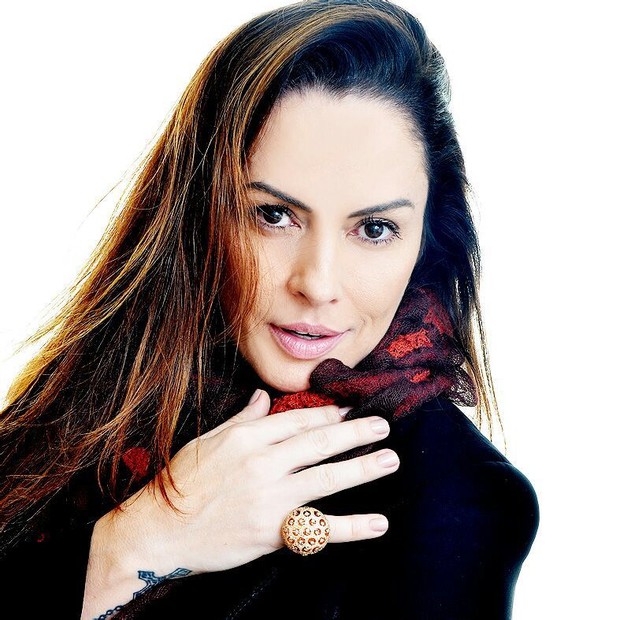 Núbia Olliver com um dos anéis que o namorado deu  (Foto: Divulgação/Divulgação)