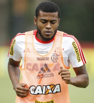 Marcelo Cirino corre em volta do campo (Foto: Gilvan de Souza / Flamengo)