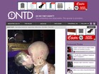 Miley Cyrus dá beijo de língua em 'bebê gigante', diz site
