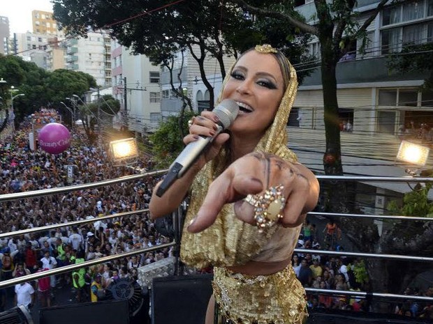 Claudia Leitte roupa dourada Salvador (Foto: Diogo Macedo/Ag Haack)