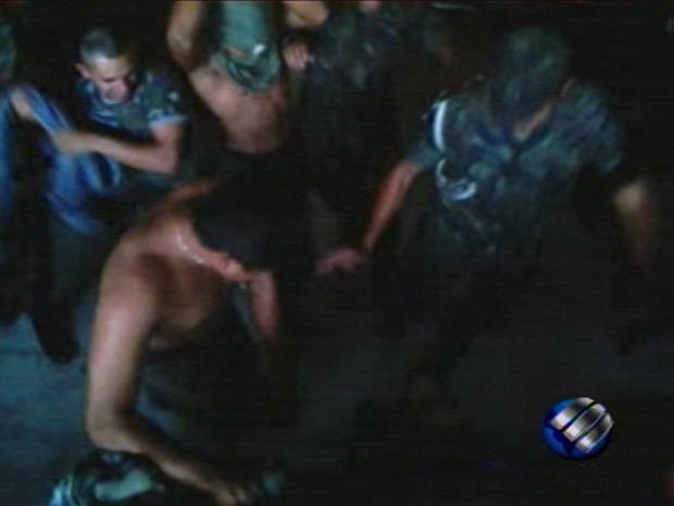Imagens feitas com um celular mostram pelo menos oito soldados agredindo recruta dentro de quartel da Aeronáutica em Belém (Foto: Reprodução/TV Liberal)