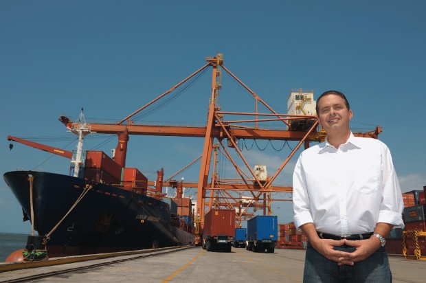 SEM ARROUBOS O governador Eduardo Campos no Porto de Suape. “Quem é amigo da Dilma, amigo do Brasil, não botará campanha na rua” (Foto:  Leo Caldas/Ed. Globo)