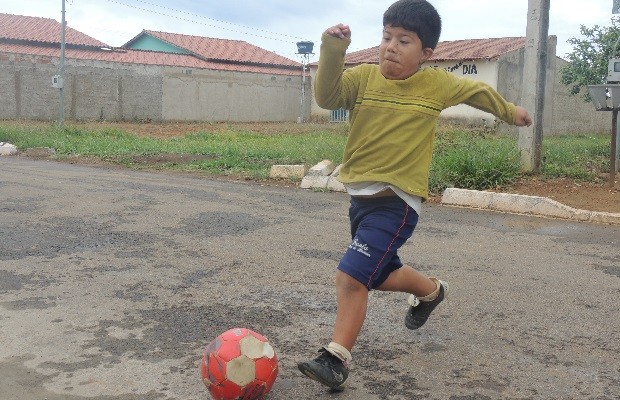 Após cirurgia, menino que tinha 26 dedos comemora poder jogar bola em Abadia de Goiás (Foto: Sílvio Túlio/G1)