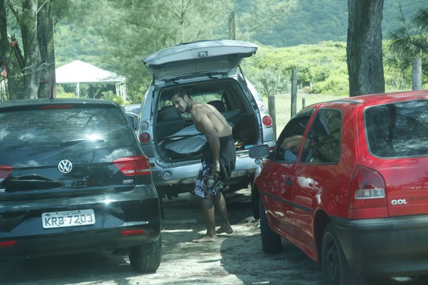 Beto Malfacini. troca de roupa na Praia de Grumari no Rio de Janeiro (Foto: AgNews  / AgNews)