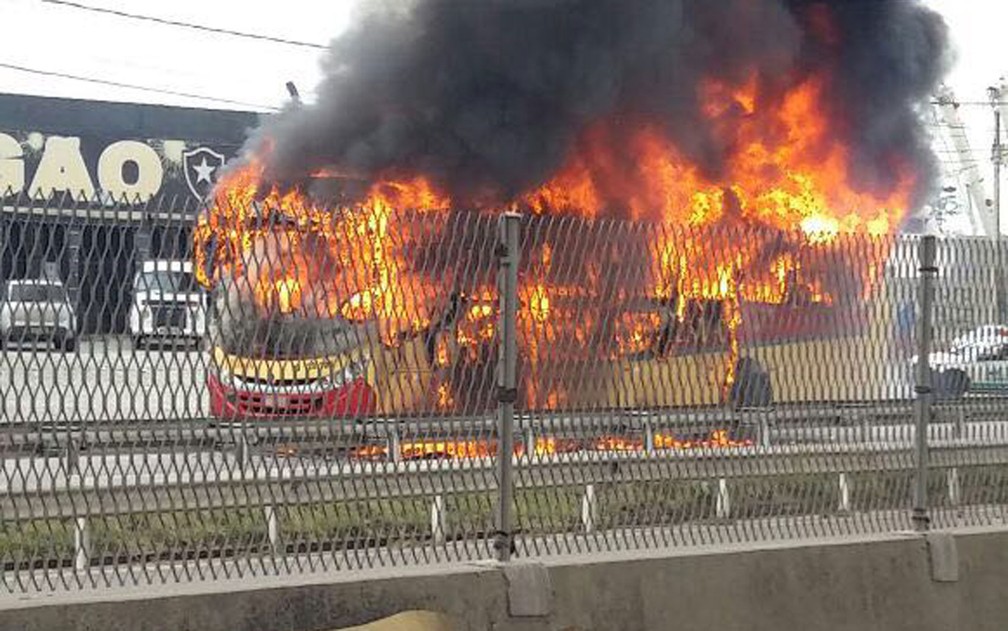 Mascarados atearam fogo em três ônibus (Foto: Jéssica Sá / TV Globo)