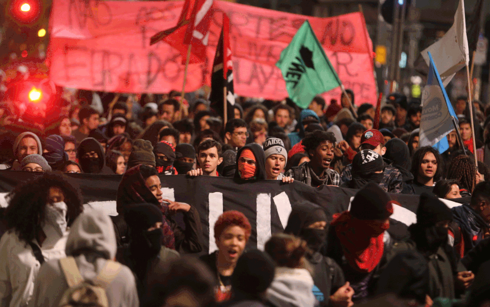 Manifestantes se reuniram na Praça do Ciclista, na Avenida Paulista, em São Paulo, para protestar contra mudanças nas regras do Passe Livre Estudantil (Foto: NILTON FUKUDA/ESTADÃO CONTEÚDO)