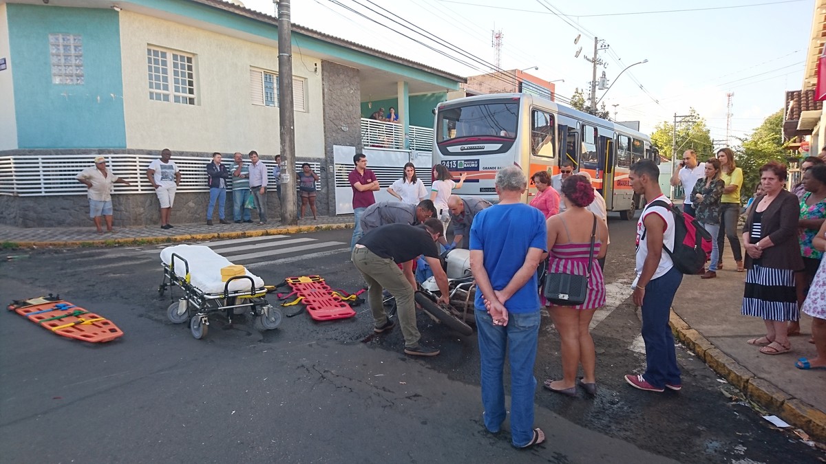Motociclista fica ferido após ser atingido por ônibus em cruzamento ... - Globo.com