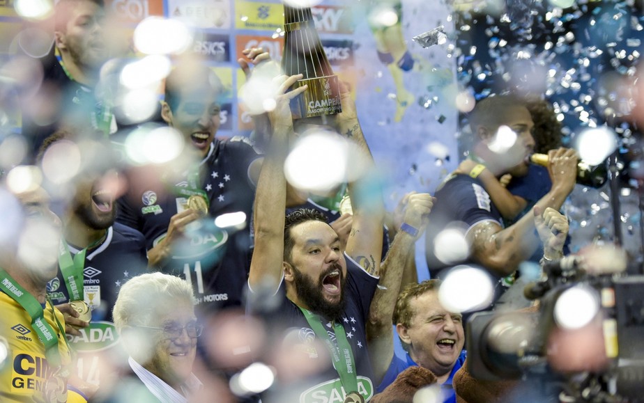 Azul é a cor do título: Cruzeiro domina Taubaté e é penta da Superliga