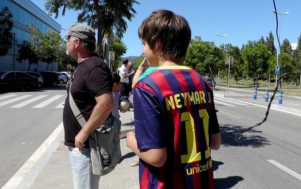 torcida Neymar saída treino Barcelona (Foto: Claudia Garcia)