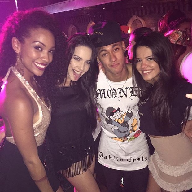 Neymar cercado de mulheres (Foto: Instagram)