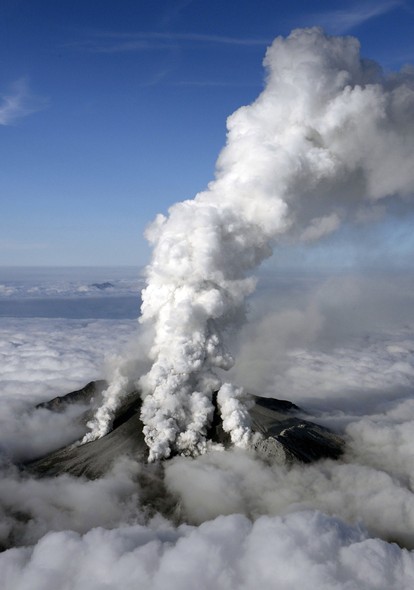 O vulcão Monte Otake entrou em erupção neste sábado (27), no centro do Japão, expelindo cinzas e pedras. Pelo menos uma pessoa morreu e outras 30 ficaram feridas