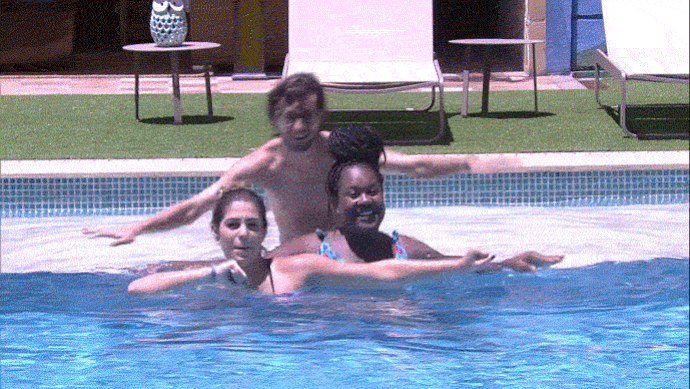Pedro, Roberta e Vivian dançam na piscina (Foto: TV Globo)