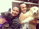 Belo posa com Gracyanne e com seus cachorros: ‘Meus amores!’