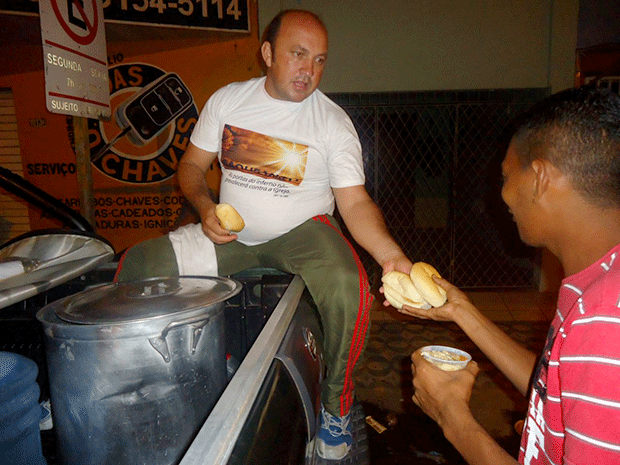 Sopa e pães são distribuídos enquanto voluntários ofecerem ajuda espiritual (Foto: Fred Carvalho/G1)