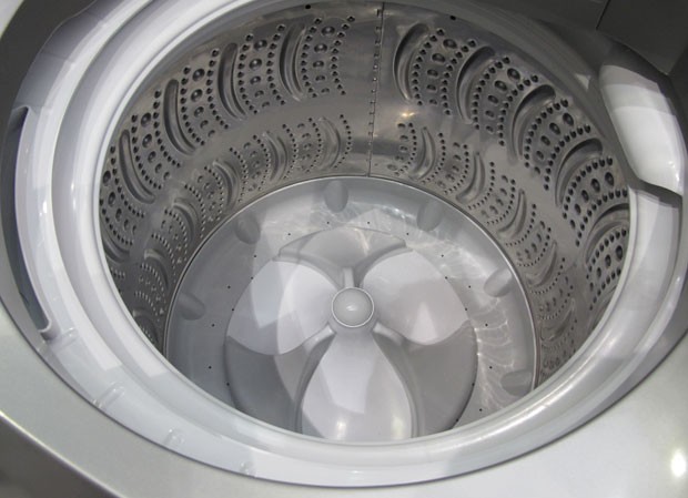 Máquina de lavar comporta 16 quilos de roupa e tem sensor para definir quantidade de água para o quanto ela tem de roupa no momento da lavagem (Foto: Gustavo Petró/G1)
