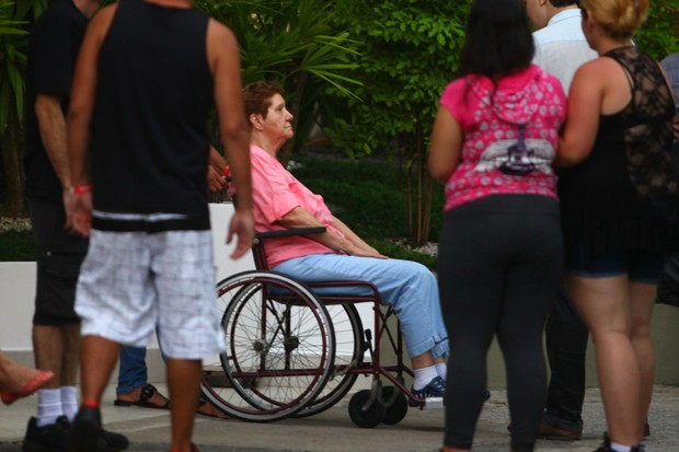 Mãe dona Nilda saindo do sepultamento de cadeira de rodas (Foto: Iwi Onodera / EGO)