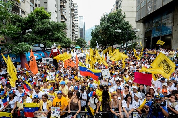 Manifestação de oposição na Venezuela reuniu cerca de 2 mil pessoas (Foto: Federico Parra / AFP)