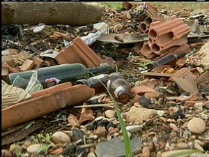 No lugar de um dos Ecopontos de Palmas, lixo e entulhos podem ser encontrados (Foto: Reprodução/TV Anhanguera)