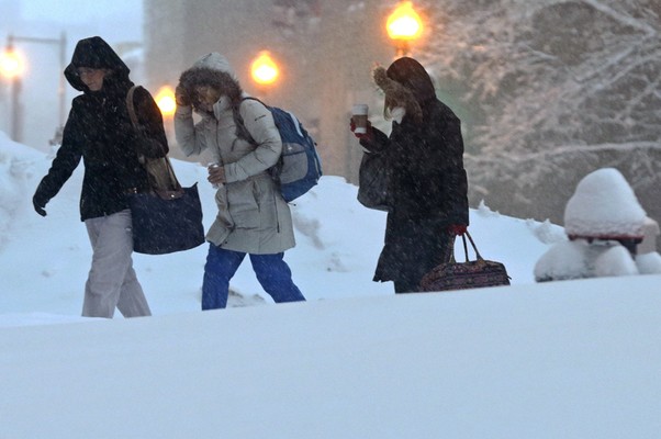Tempestade de neve atinge a cidade de Boston, nos Estados Unidos (Foto: Charles Krupa/AP)