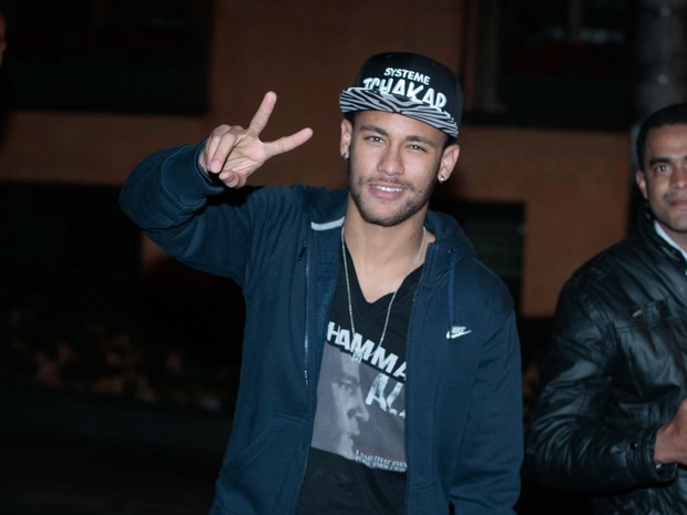 Neymar em restaurante em São Paulo (Foto: Leo Franco/ Ag. News)