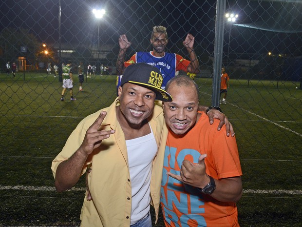 Buchecha com Anderson, do grupo Molejo, em partida de futebol no Rio (Foto: Jackson Martins/ Divulgação)