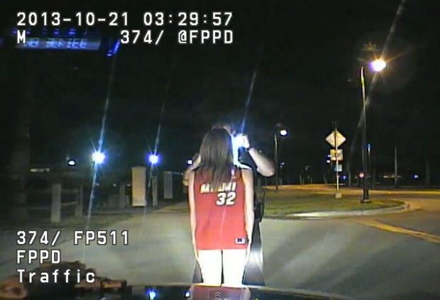 Kristen Forester estava apenas de sutiã e calcinha quando foi parada pela polícia em Fort Pierce (Foto: Reprodução/YouTube/ TCPalm TCPalm)