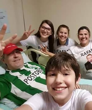Rafael Henzel com família no hospital (Foto: Reprodução/Internet)