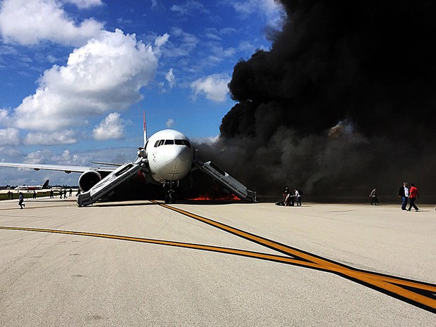 [Internacional] Avião pega fogo em aeroporto da Flórida, nos EUA Us-aviation-accident-florida_andres_gallego_afp
