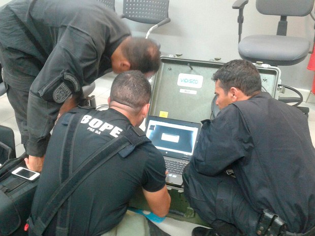 Policiais do Bope desarmaram explosivo que estava preso a bancário em Barreiras, na Bahia (Foto: Polícia Militar / Divulgação) Policiais do Bope desarmaram explosivo que estava preso a bancário em Barreiras, na Bahia (Foto: Polícia Militar / Divulgação)