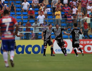 Ceará comemora gol contra Fortaleza (Foto: Natinho Rodrigues/Agência Diário)