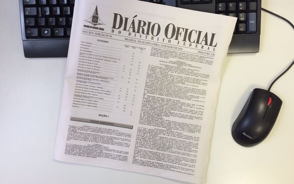Edição impressa do Diário Oficial do DF sobre teclado de computador (Foto: Arquivo Pessoal)