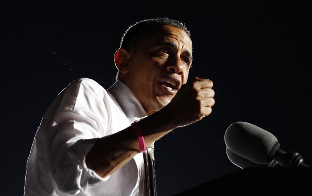 O presidente dos EUA, Barack Obama, discursa em Cleveland, Ohio, na noite desta quinta-feira (26) (Foto: AP)